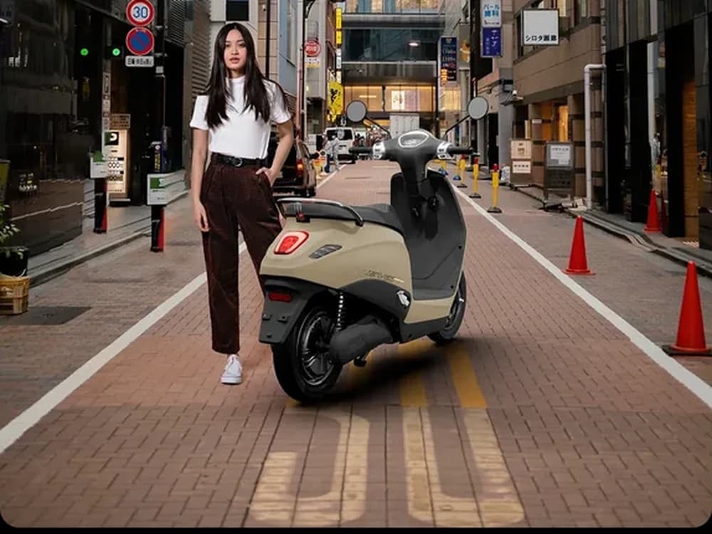 Xe máy điện VinFast Evo Grand trong bối cảnh đường phố đô thị